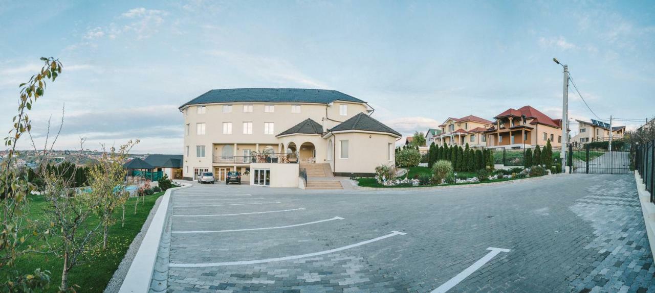 Aparthotel Panoramis Residence Oradea Exteriör bild